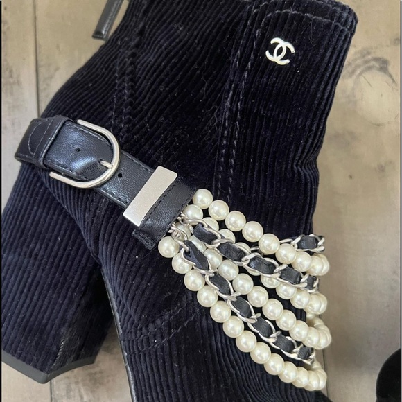 CHANEL BOOTIES - Picture 3 of 6